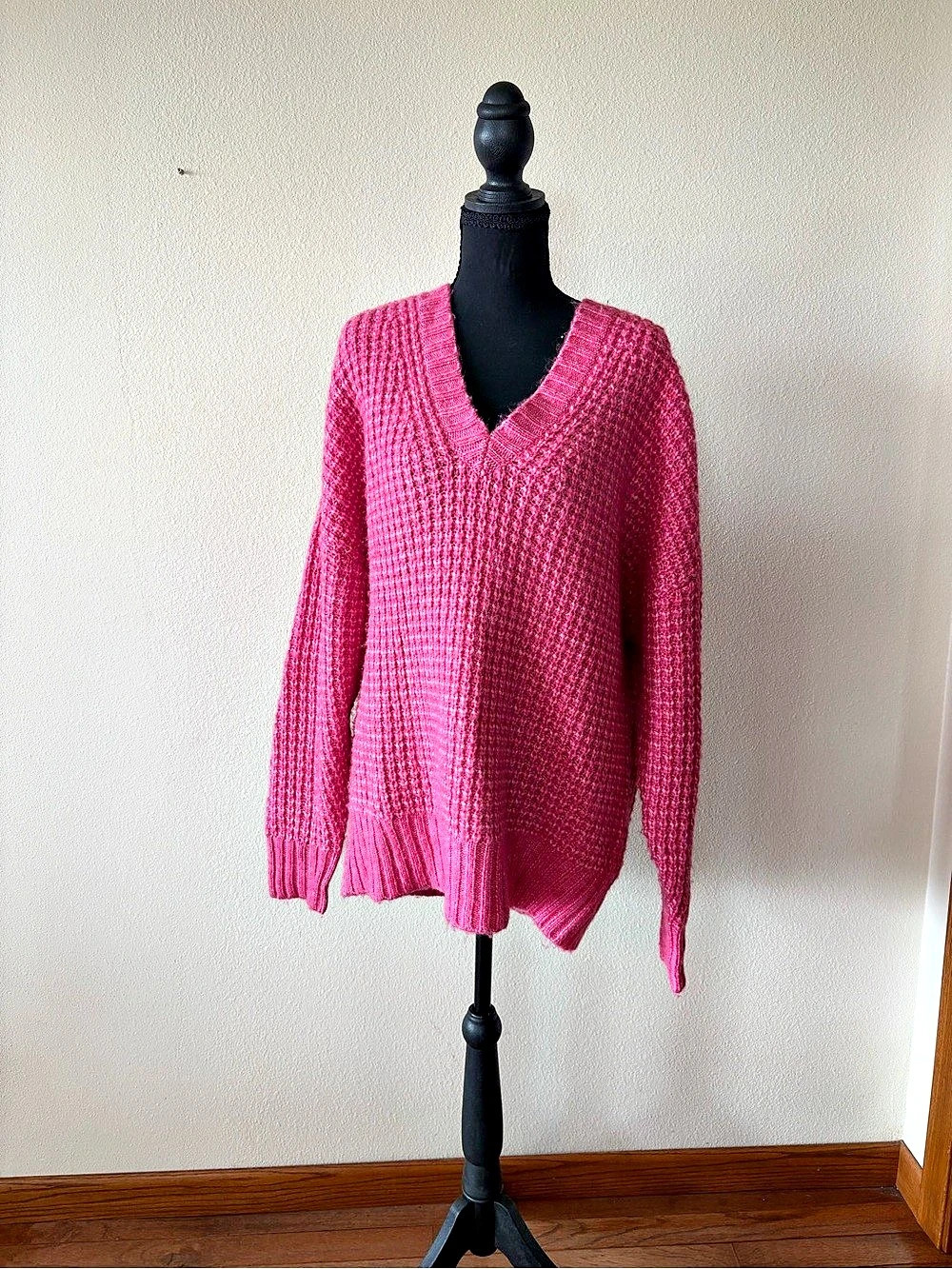 Womens American Eagle Pink V-Neck Sweater Size Medium